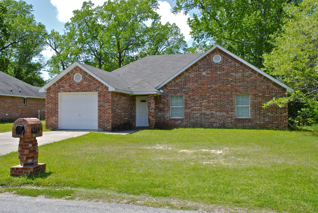 11215 Stuart St in Brownsboro, TX - Foto de edificio