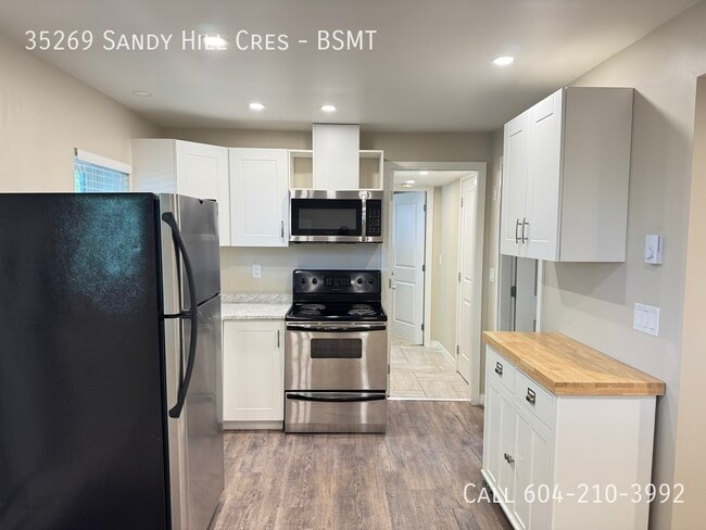 35269 Sandy Hill Crescent in Abbotsford, BC - Building Photo - Building Photo
