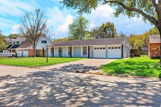 9611 Highmeadow Dr in Houston, TX - Building Photo - Building Photo