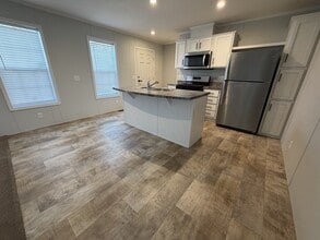 15811 Villaire Ave in Clinton Township, MI - Foto de edificio - Building Photo