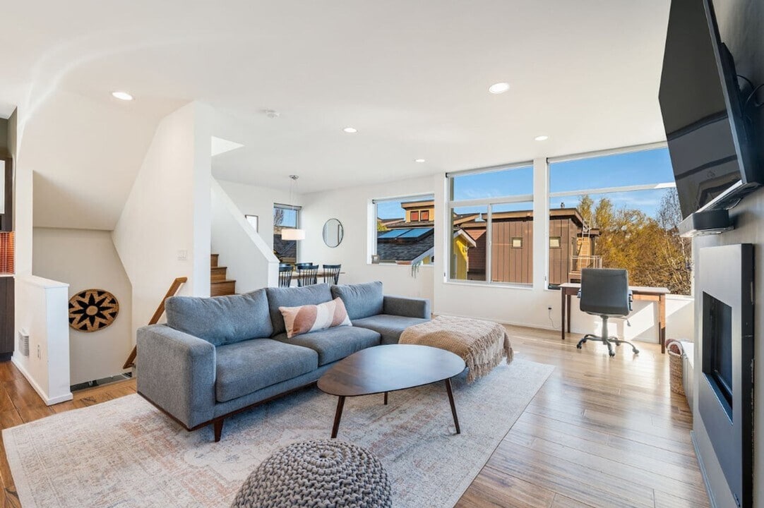 2323 W Crockett St in Seattle, WA - Building Photo