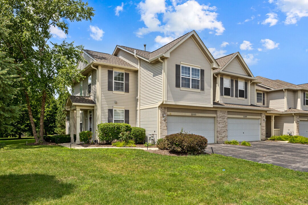 2253 Sunrise Cir in Aurora, IL - Building Photo