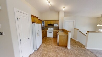 9129-9131 131 Ave in Grande Prairie, AB - Building Photo - Building Photo