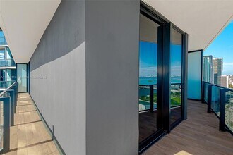 398 NE 5th St, Unit 3711 in Miami, FL - Building Photo - Building Photo
