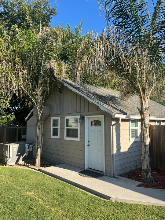 2128 N Douty St in Hanford, CA - Building Photo
