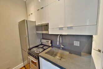 326 E 35th St in New York, NY - Building Photo - Building Photo