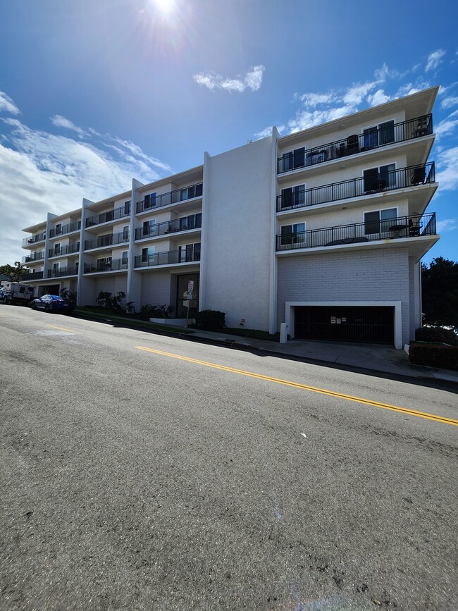 Marina Tower in Redondo Beach, CA - Building Photo - Building Photo