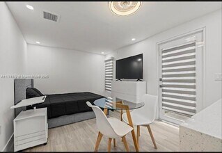 5855 SW 62nd St in Miami, FL - Foto de edificio - Building Photo