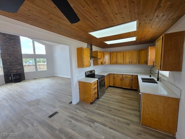 property at 270 W Patricia Ave