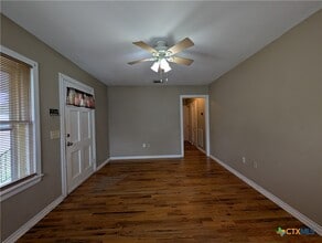 1185 W Mill St in New Braunfels, TX - Building Photo - Building Photo