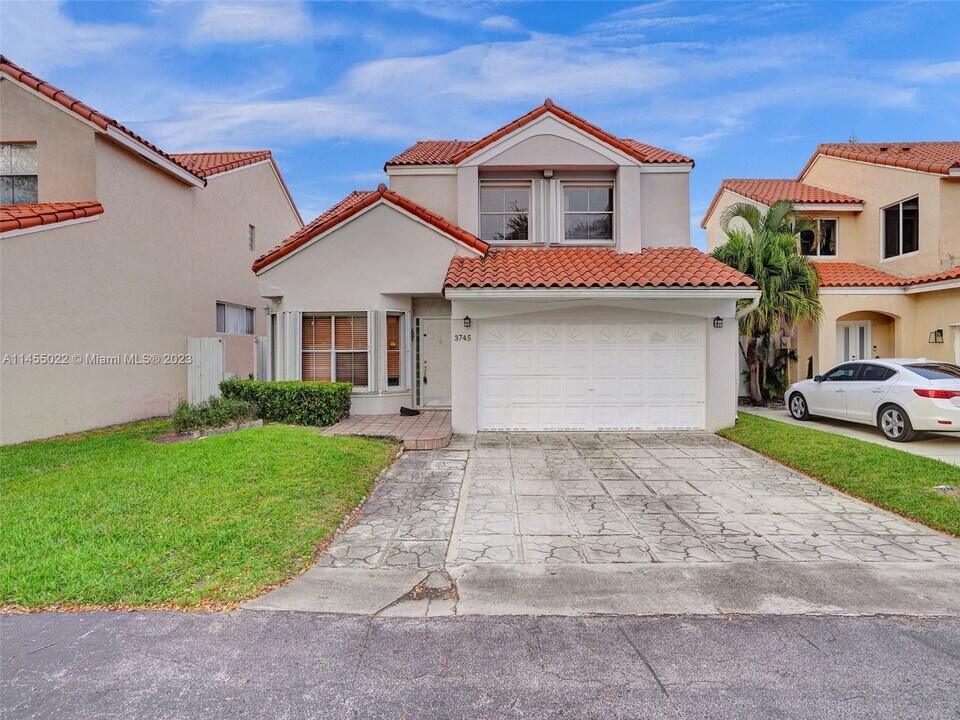3745 Piccadilly St in Hollywood, FL - Foto de edificio