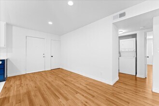 448 W Windsor Rd in Glendale, CA - Building Photo - Building Photo