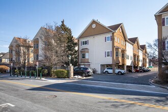 330 Maple Ave in Westbury, NY - Foto de edificio - Building Photo