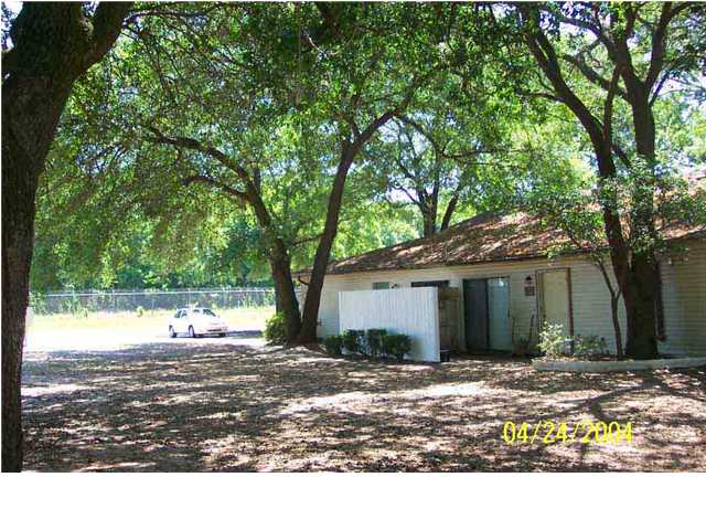 Quadplex in Pace, FL - Foto de edificio - Building Photo