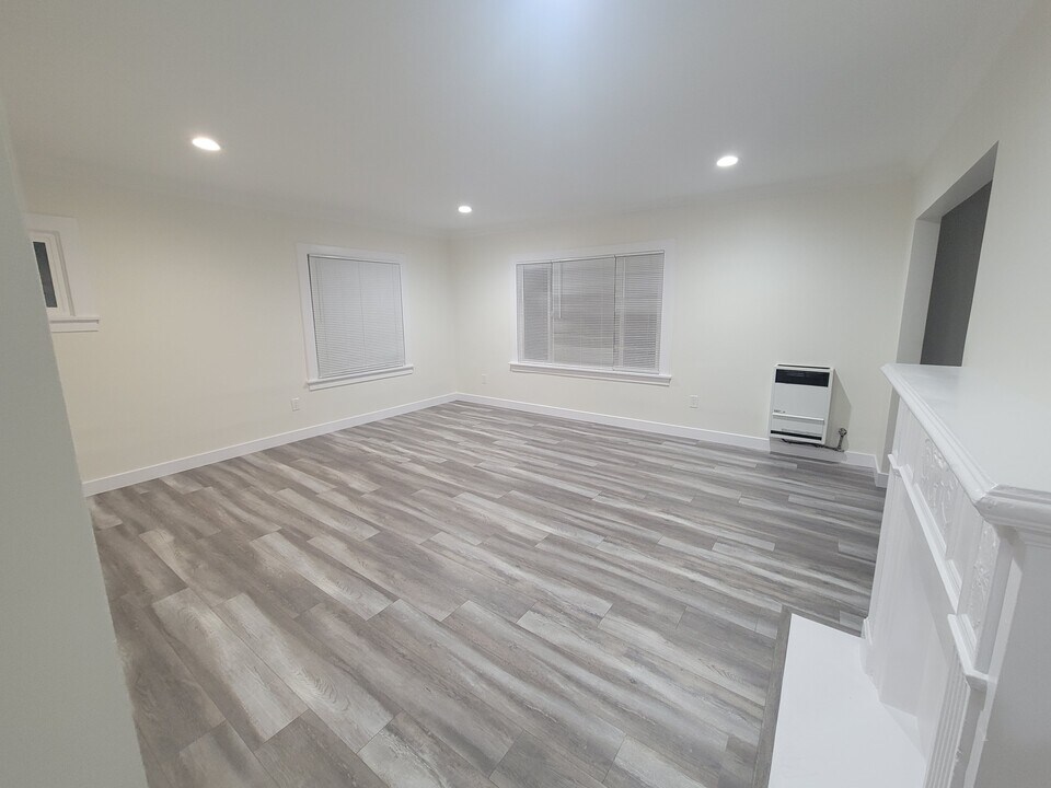 2216 S Bronson Ave, Unit Bronson in Los Angeles, CA - Building Photo