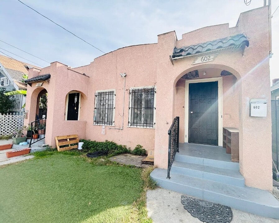 602 W 56th St in Los Angeles, CA - Building Photo