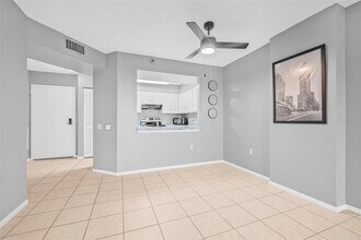 2333 Feather Sound Dr, Unit 208 in Clearwater, FL - Building Photo - Building Photo