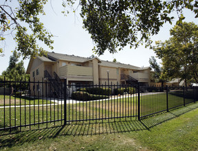 Park Meadows in Bakersfield, CA - Building Photo - Building Photo