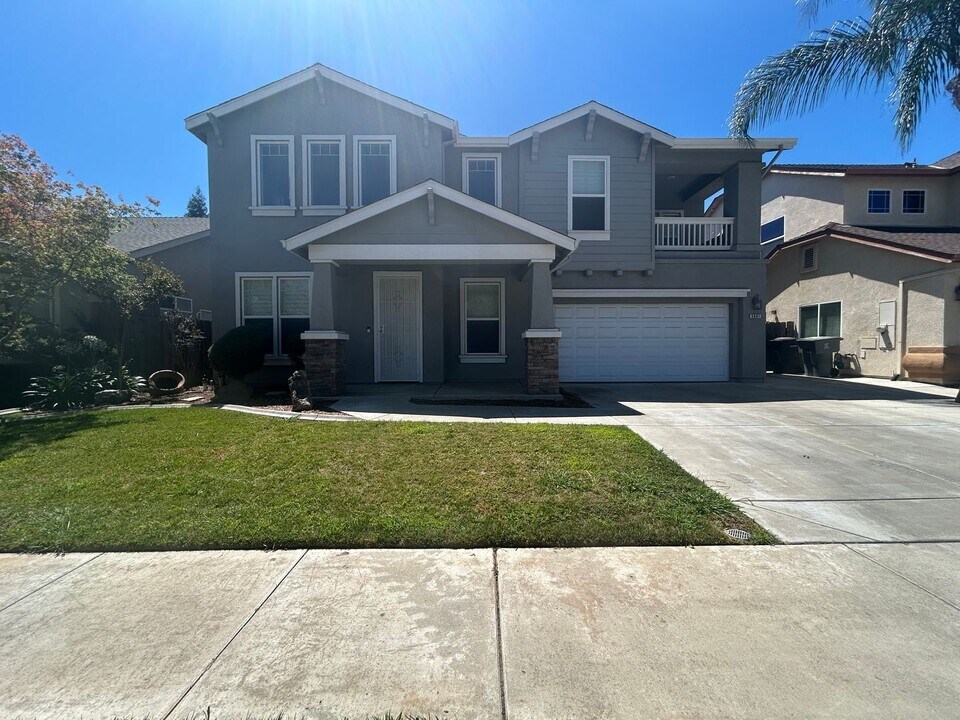 5801 Eisenhower Dr in Riverbank, CA - Building Photo