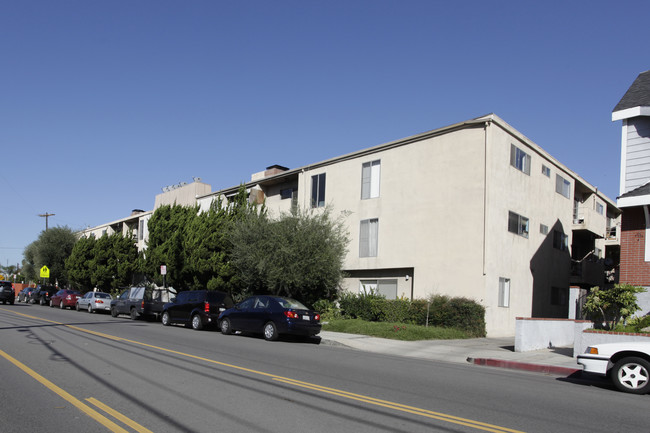 10741 Moorpark St in North Hollywood, CA - Foto de edificio - Building Photo