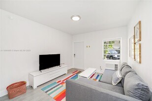 770 NE 123rd St in North Miami, FL - Building Photo