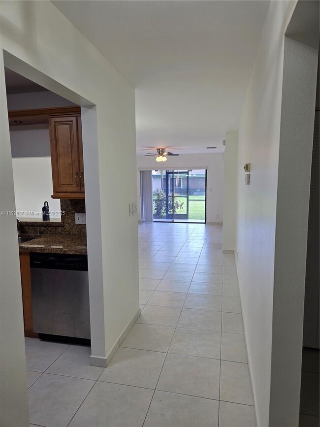460 Lakeview Dr in Weston, FL - Building Photo - Building Photo