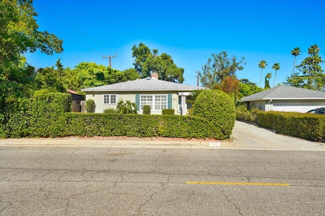 1942 Hill Ave in Altadena, CA - Foto de edificio - Building Photo