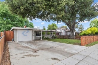 1135 Hollyburne Ave in Menlo Park, CA - Foto de edificio - Building Photo