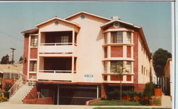 545 E Palm Ave in Burbank, CA - Building Photo - Building Photo