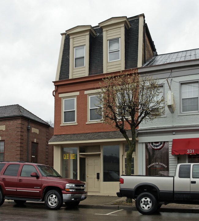 335 S Main St in Franklin, OH - Foto de edificio - Building Photo