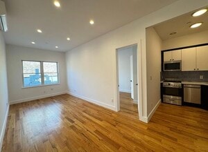 31 Marcus Garvey Blvd, Unit 3R in Brooklyn, NY - Foto de edificio - Building Photo