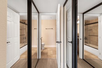 3965 Nobel Dr, Unit 242- in San Diego, CA - Foto de edificio - Building Photo