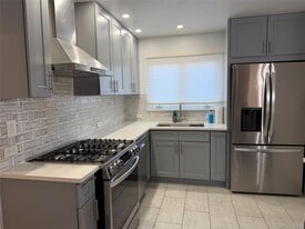154-47 20th Rd in Queens, NY - Building Photo