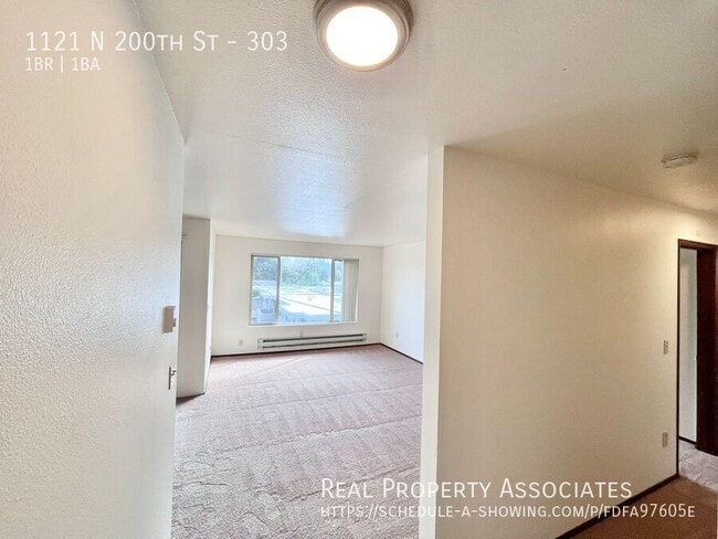 1121 N 200th St in Shoreline, WA - Building Photo - Building Photo