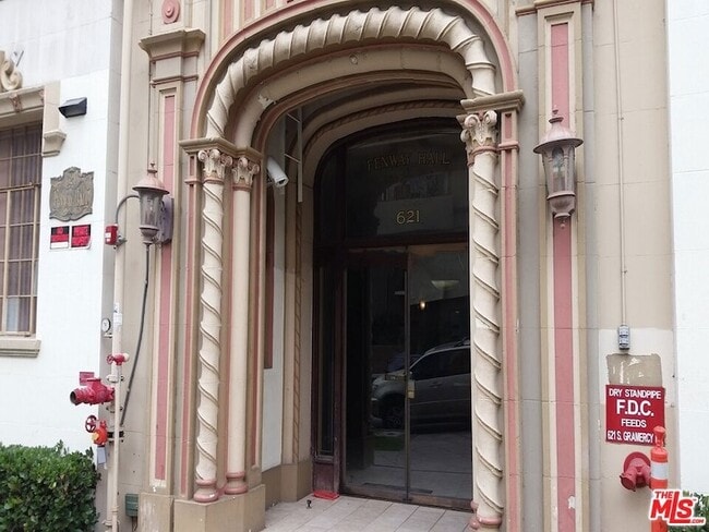 property at 621 S Gramercy Pl