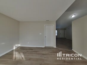 25 Suncrest Dr in Greenwood, IN - Foto de edificio - Building Photo
