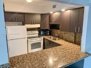 2715 Tigertail Ave, Unit 204 in Miami, FL - Building Photo - Building Photo