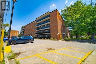 3900 Wyandotte St E in Windsor, ON - Building Photo - Building Photo