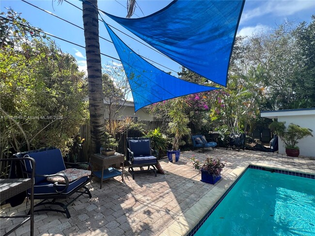 590 NW 40th Ct in Oakland Park, FL - Foto de edificio - Building Photo