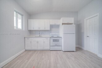 17725 SW 103rd Ave in Miami, FL - Foto de edificio - Building Photo