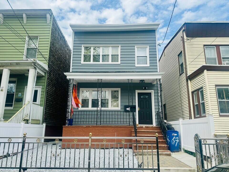 67 Winfield Ave, Unit 1 in Jersey City, NJ - Building Photo