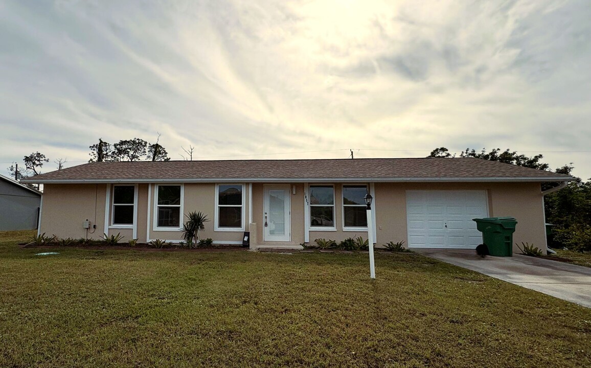 1057 Tropical Ave NW in Port Charlotte, FL - Foto de edificio