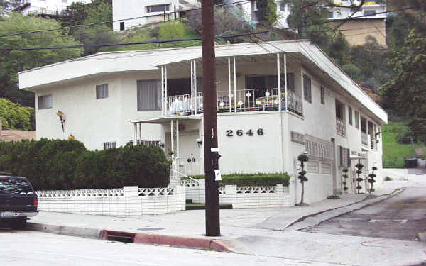 2646 N Beachwood Dr in Los Angeles, CA - Foto de edificio