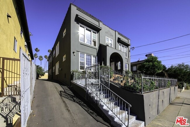 134 S Mountain View Ave in Los Angeles, CA - Building Photo - Building Photo