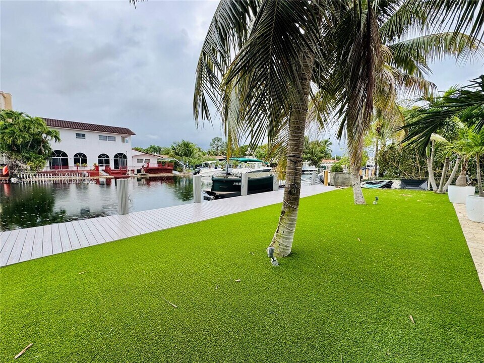 2305 Magnolia Dr in North Miami, FL - Foto de edificio