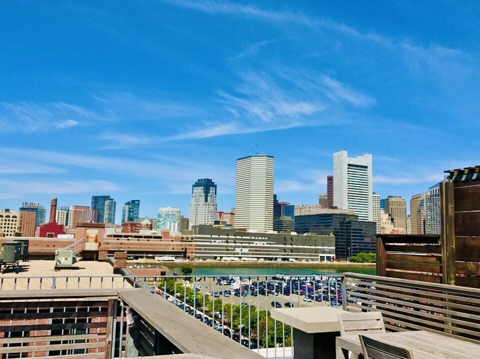 35 Channel Center St in Boston, MA - Building Photo