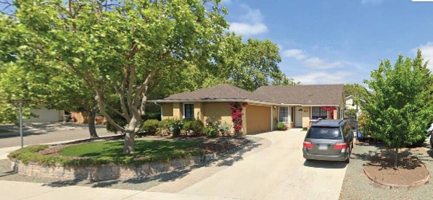 3940 Poinsettia St in San Luis Obispo, CA - Building Photo