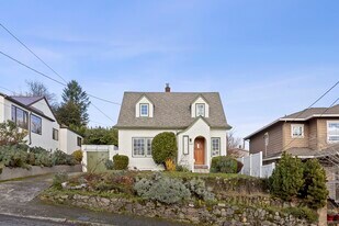 7227 SE Hawthorne Blvd in Portland, OR - Building Photo