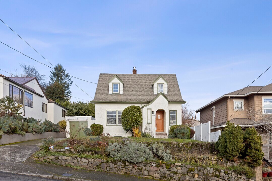 7227 SE Hawthorne Blvd in Portland, OR - Building Photo