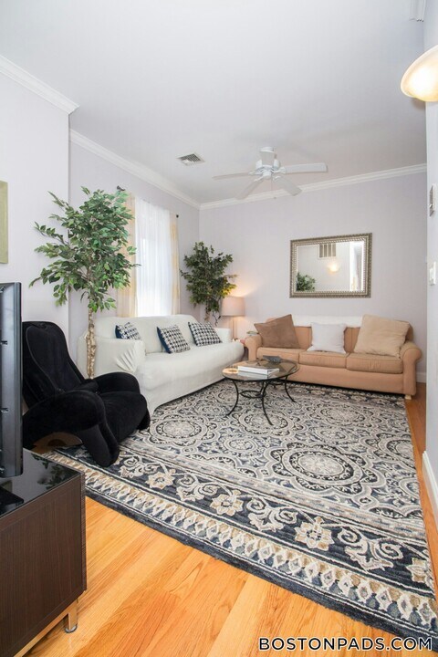 7 Harvard Square in Brookline, MA - Building Photo